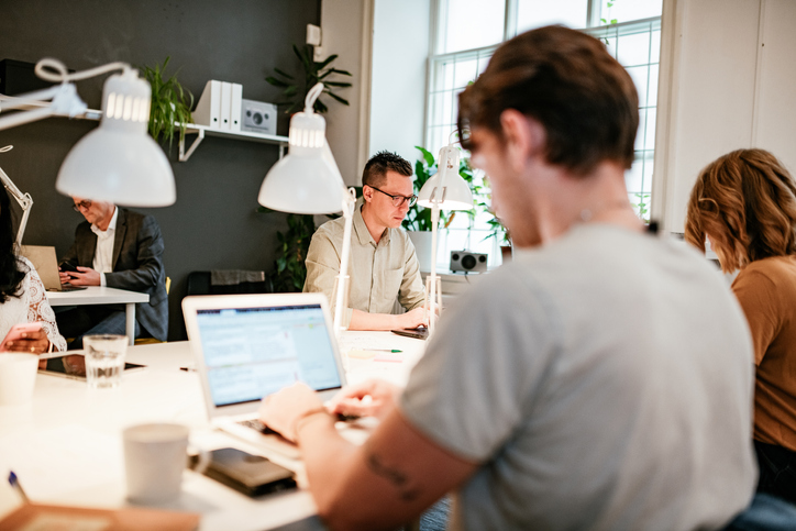 Telebyrån-teamet i möte diskuterar IT- och telefonilösningar